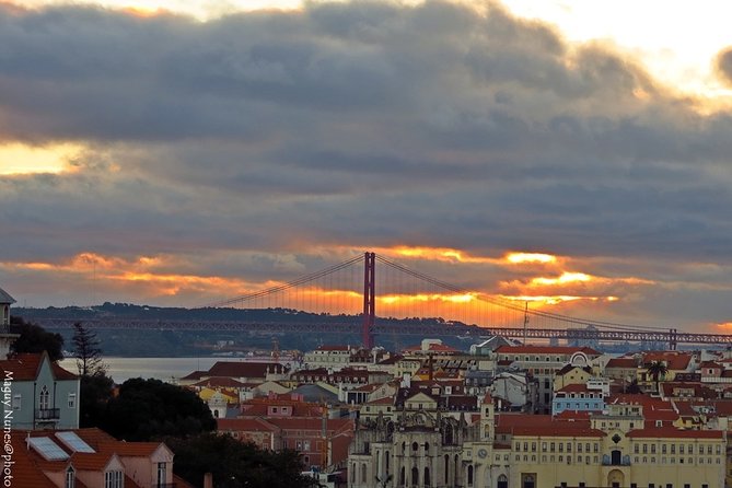 1 hour in Tuk Tuk to access the famous viewpoints of Lisbon - São Pedro de Alcântara: old-town views near Bairro Alto and Time Out Market