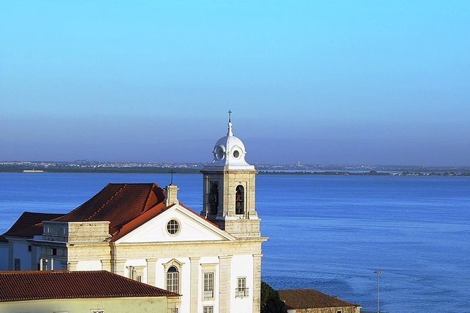 1 hour in Tuk Tuk to access the famous viewpoints of Lisbon - First stop: the Roman monument that sets the tone