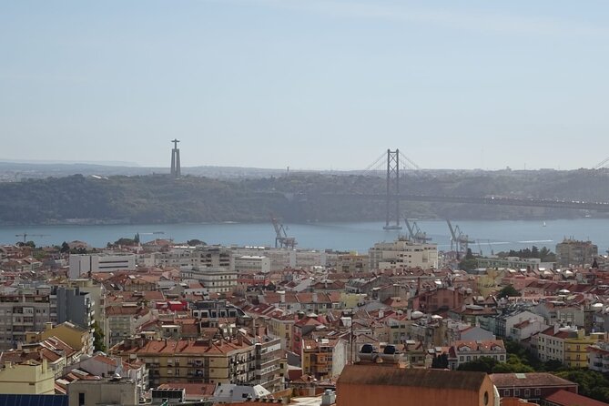 1-hour private eco tuk-tuk tour for up to 6 people through Lisbon - Largo da Sé: Sé de Lisboa and a Quick Santo António Moment
