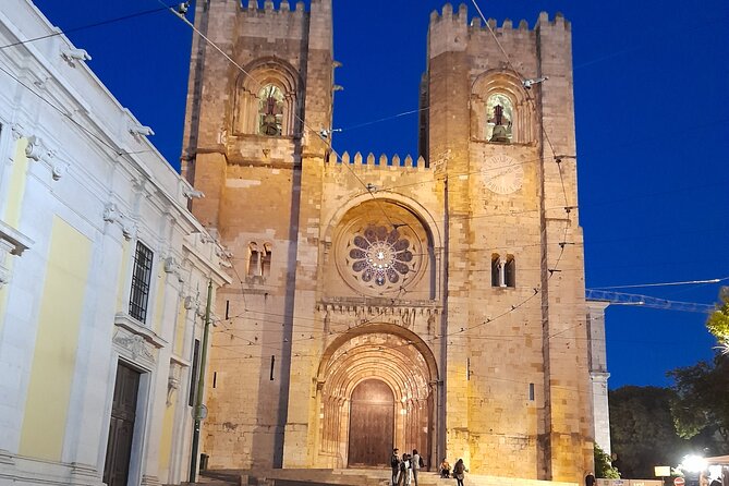 1-hour private eco tuk-tuk tour for up to 6 people through Lisbon - Portas do Sol: Tagus Views and Alfama’s Rooflines