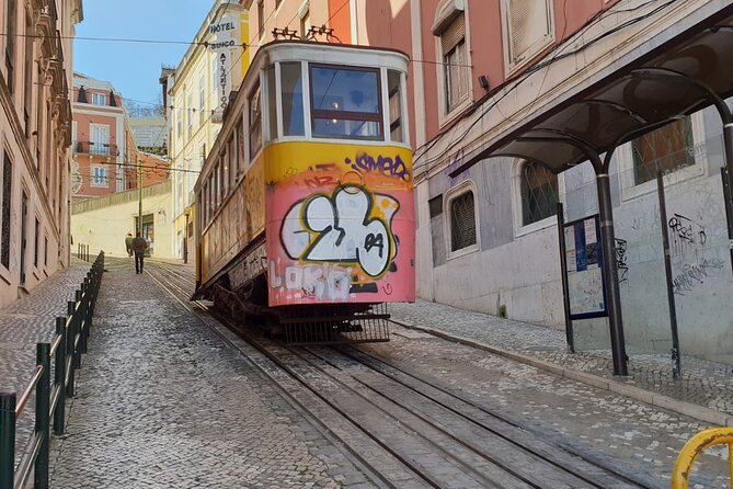 1-hour private eco tuk-tuk tour for up to 6 people through Lisbon - How the Route Moves: Sé, Viewpoints, and Alfama in One Compact Ride