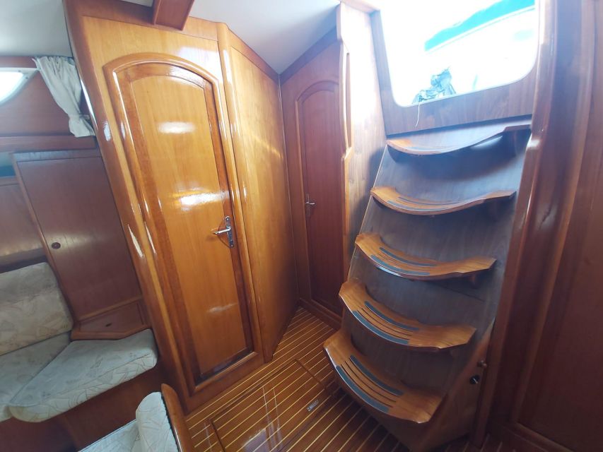 1 Hour Private - Lisbon: Sailing Tour With Wine and History - Wine, Blankets, Bluetooth Music, and Crew Stories