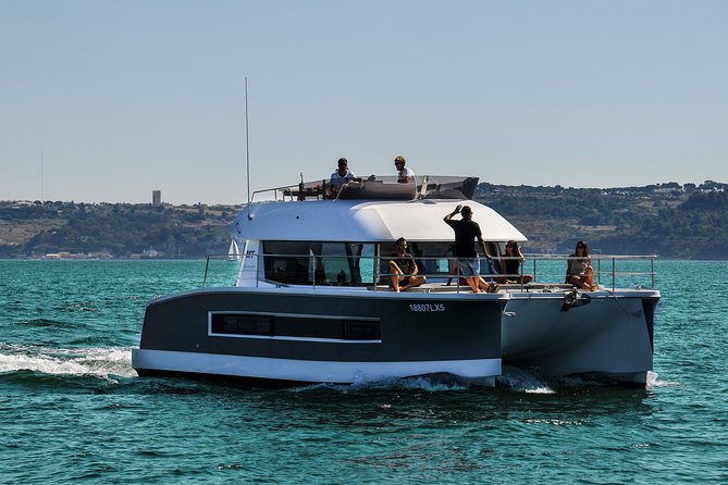 1H power catamaran up to 18 people in Lisbon - Crew and service: why it often gets remembered
