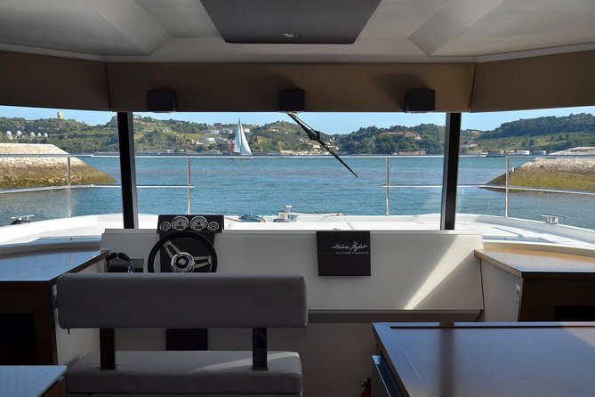 1H power catamaran up to 18 people in Lisbon - Timing and meeting point: keep it simple and you’ll start stress-free