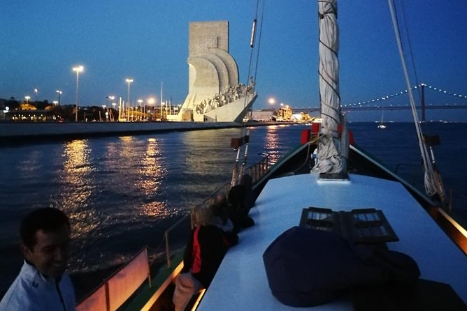 2-Hour Lisbon Traditional Boats Sunset Cruise with White Wine - Lisbon Cathedral (Sé) and São Jorge Castle: old Lisbon without the workout