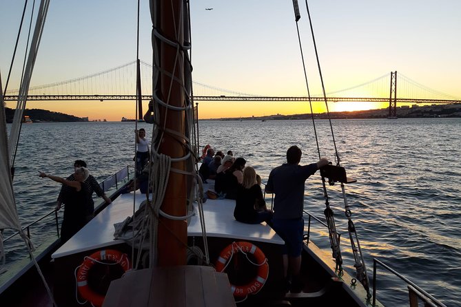 2-Hour Lisbon Traditional Boats Sunset Cruise with White Wine - Alfama and Santa Engrácia: the neighborhoods behind the skyline
