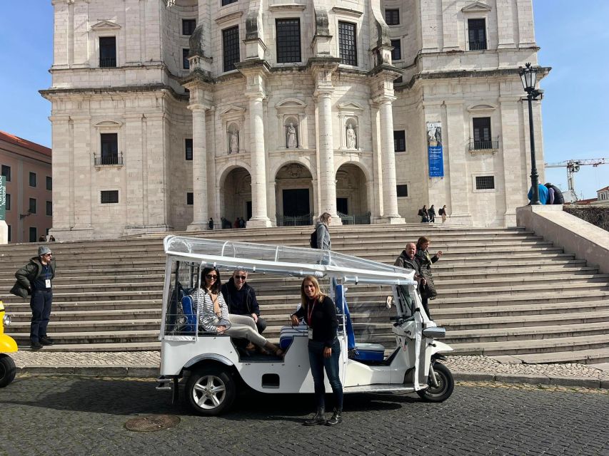 2-hour tour around Lisbon - Carmo Convent and São Pedro de Alcântara: end with big views