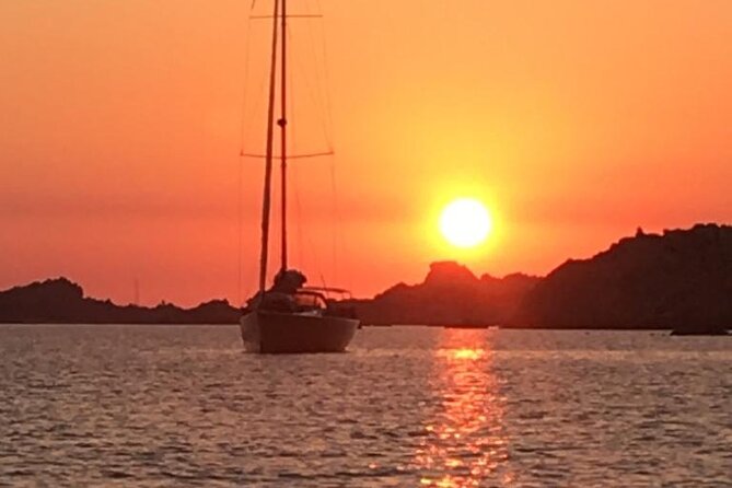 2 hours Private sunset experience by sailboat in Cascais - Praia da Duquesa and Praia da Conceição: Two Beaches, One Connection
