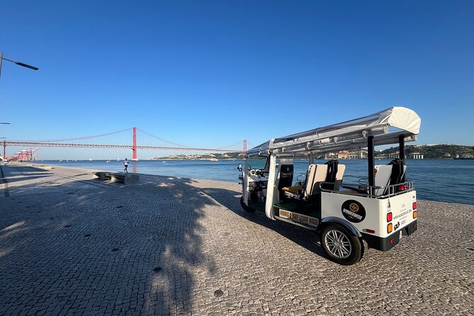 3h30 Tour | Lisbon Essentials: See, Taste and Learn with a Local - Pink Street and Bairro Alto: day quiet, night ready