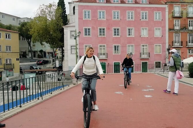 7 Hills and 14 Viewpoints - Lisbon E-Bike Tour - Miradouro da Senhora do Monte: the plane-view moment