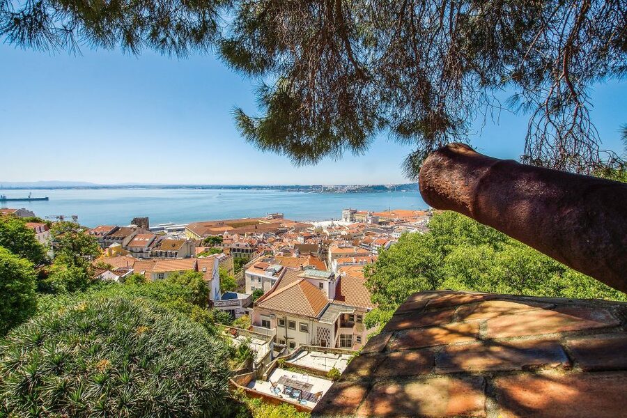 Alfama and the Castle of Saint George - Small Group Tour - First stop: Alfama streets and the siege story that puts it all in context