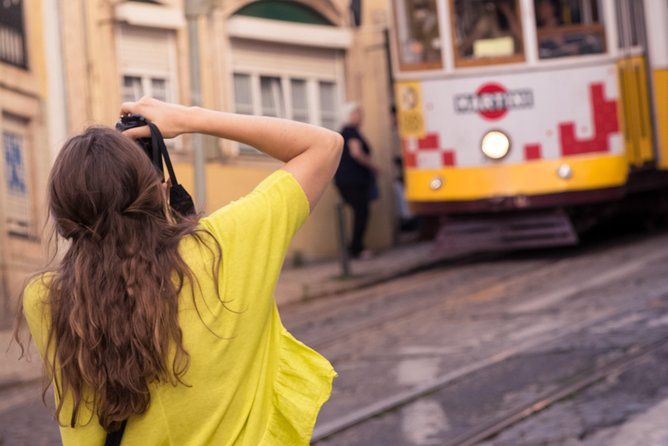 Alfama Photo Walk – Lisbon Photography Experience Led by a Local - Start at Chafariz das Moiras: How the Walk Gets You Moving Fast