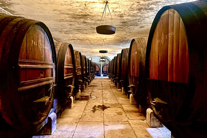 Arrábida Wine Tour - 3 Wineries, Traditions & Views from Lisbon - Lisbon-area icons: Golden Gate bridge, Cristo Rei, and seaside castles