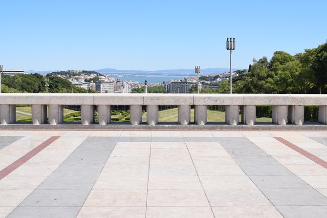 Be a local in Lisbon - Private Tour - Getting oriented: the pass through Lisbon’s main square