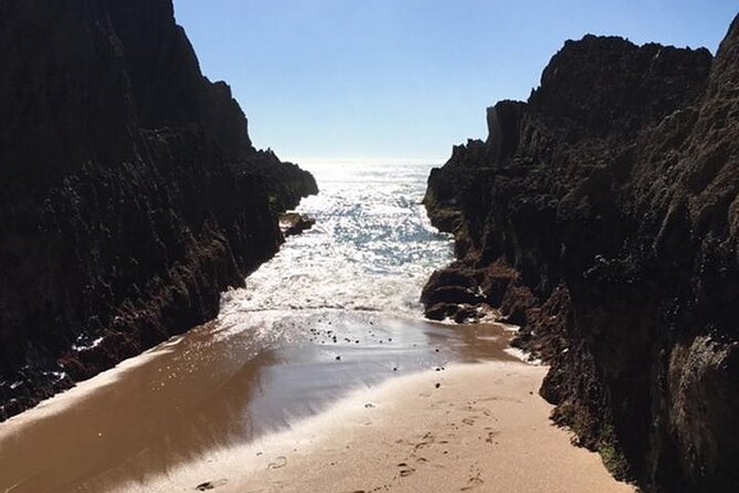 Beaches and Monuments ECAR GPS/Audioguide EN ES FR IT DE DU - Praia Grande and the Atlantic edge: surf, saltwater, and dinosaur clues