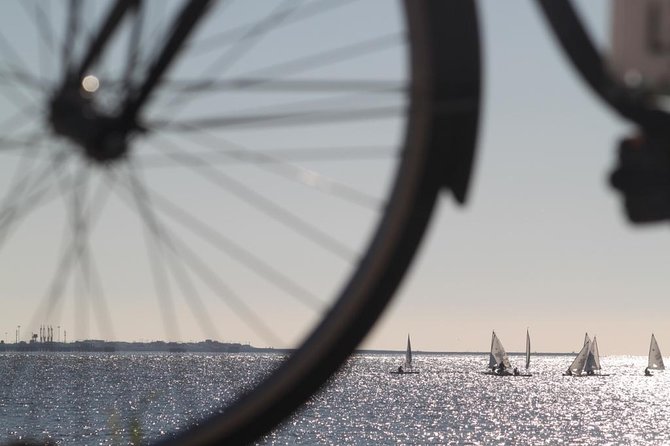 Belém - Lisbon - 3 Hour Electric Bike Tour - Meeting point and first minutes on the bike (what to expect)