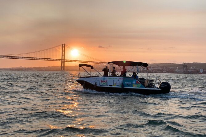 Boat Cruise with Champagne - Praça do Comércio, Castelo de São Jorge, and the river-to-city transition