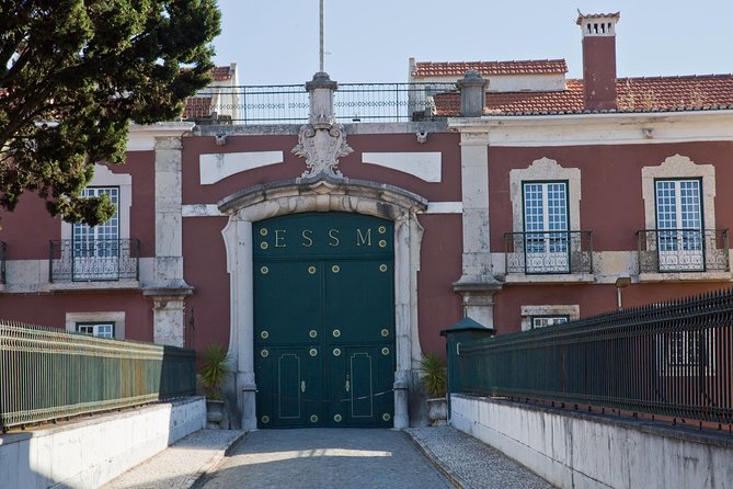 Campo de Ourique, Lisbon Coolest Quarter - Private Walking Tour - Mercado de Campo de Ourique: Traditional Shopping Meets Gourmet Lisbon