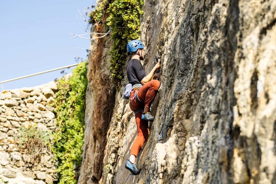 Cascais: Casa da Guia Rock Climbing Experience by the Sea - How the guide coaching works in a group of 5