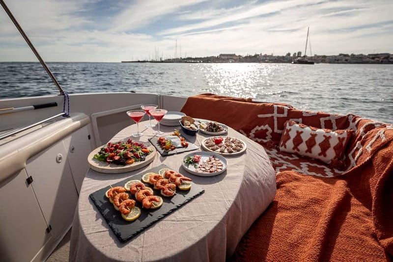 Cascais: Private boat with skipper, fuel, food and drinks - Private Boat From Oeiras: the best way to see Lisboa from the water