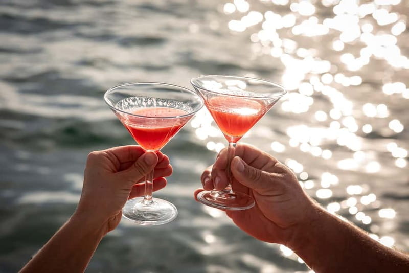 Cascais: Private boat with skipper, fuel, food and drinks - Who should book this Cascais-style coast cruise