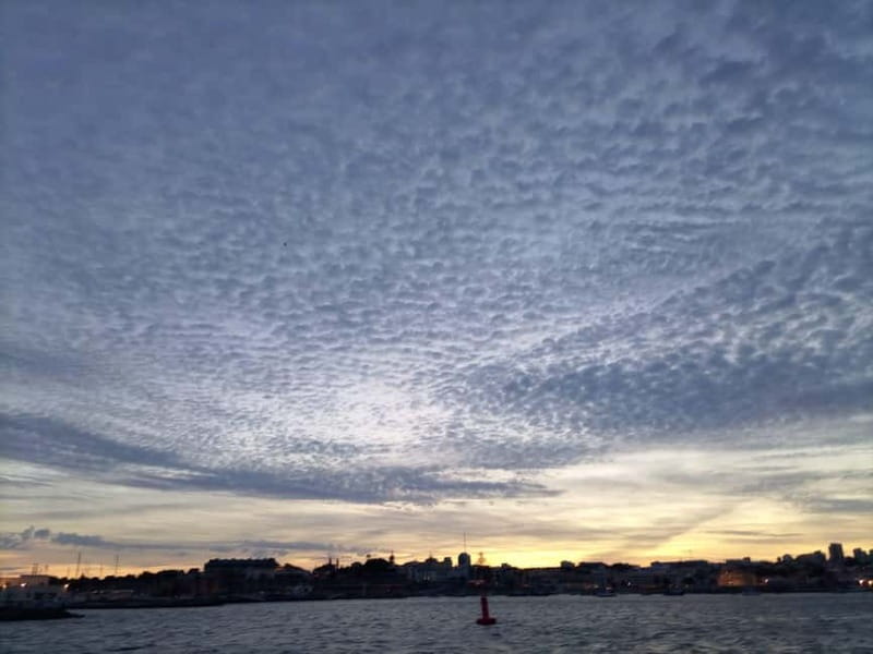 Cascais: Sunset Boat Trip with Welcome Drinks - Tamariz Beach stop: a quick break for photos and coastal perspective