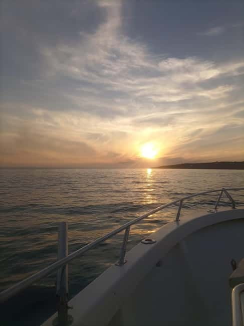 Cascais: Sunset Boat Trip with Welcome Drinks - What the guided part adds (and what it doesn’t)