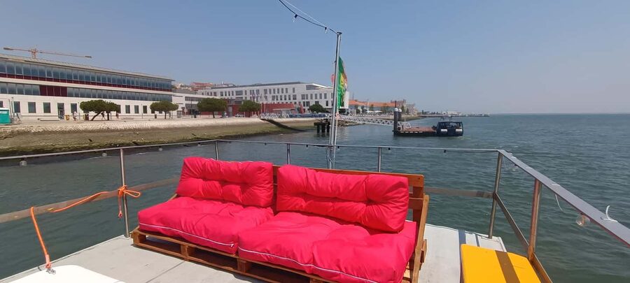 Cascais: Sunset Cruise to Lisbon with Open Bar - Cascais to Lisbon at sunset: what this cruise feels like
