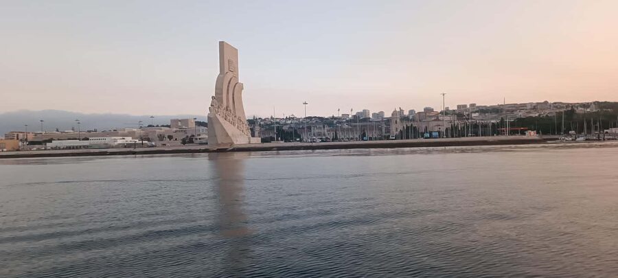 Cascais: Sunset Cruise to Lisbon with Open Bar - The Belém run: seeing Lisbon’s riverfront from the water