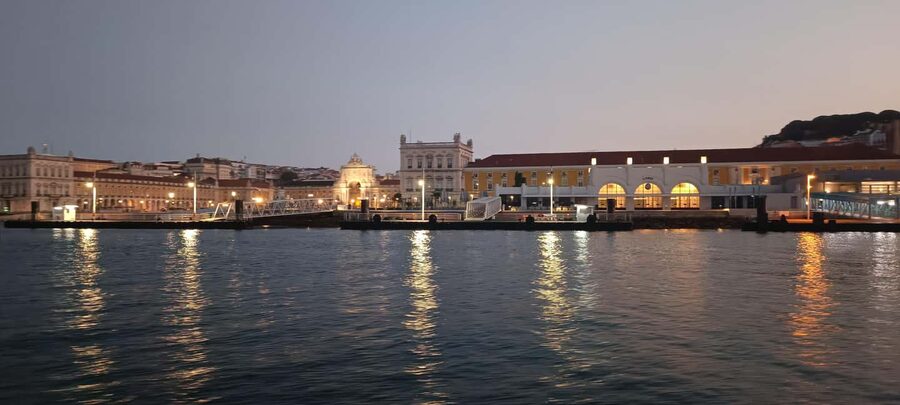 Cascais: Sunset Cruise to Lisbon with Open Bar - Entering the Tejo estuary: Lisbon lights up like a show