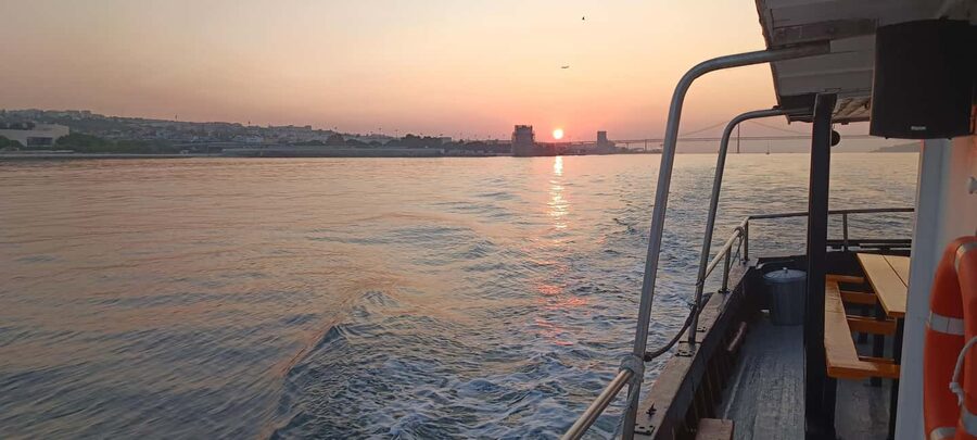 Cascais: Sunset Cruise to Lisbon with Open Bar - Timing and duration: short enough to stay relaxed