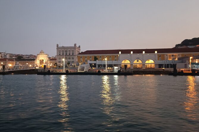 Cascais to Lisbon Sunset Cruise With Open Bar - The Lisbon Lights Moment: Praça do Comércio and the Riverfront Arrival