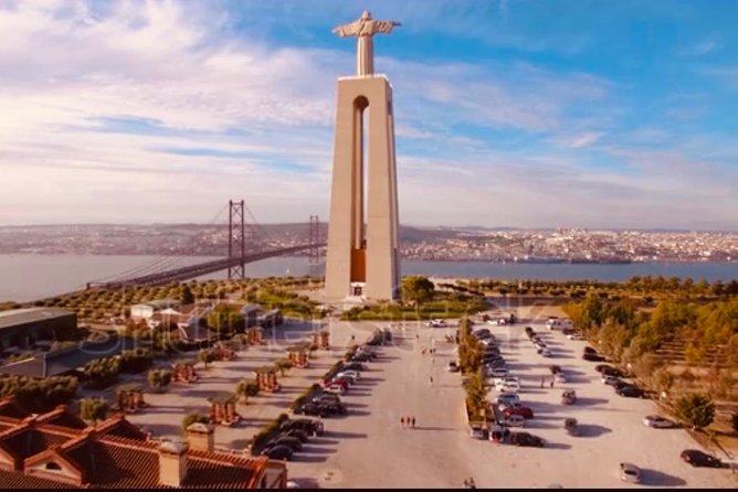 Cristo Rei Tuk-Tuk and River Cruise (2:45h) - Crossing the 25 de Abril Bridge: quick wow, no stress