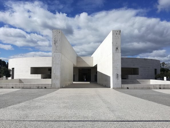 Discover Fátima, Batalha, Nazaré and Óbidos by VAN -Full Day Tour - Óbidos: medieval lanes and the cherry liquor tradition