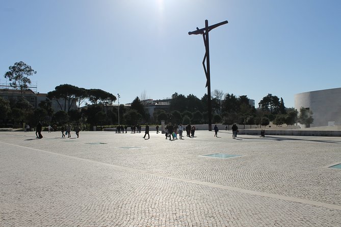 Discover Fátima: Private Pilgrimage Tour from Lisbon - Basílica da Santíssima Trindade: modern scale within the same grounds
