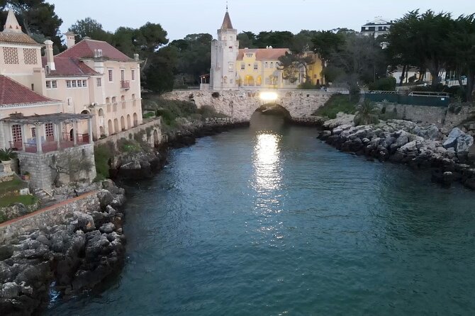 E-bike from Sintra Mountains to Cascais Sea with pickup in Lisbon - Pickup in Lisbon and the calm start in Cascais Market