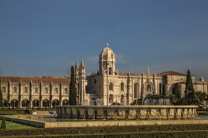 East to West Tour in a Tukxi - Lisbon Cathedral to Santa Luzia: old stone and first big views