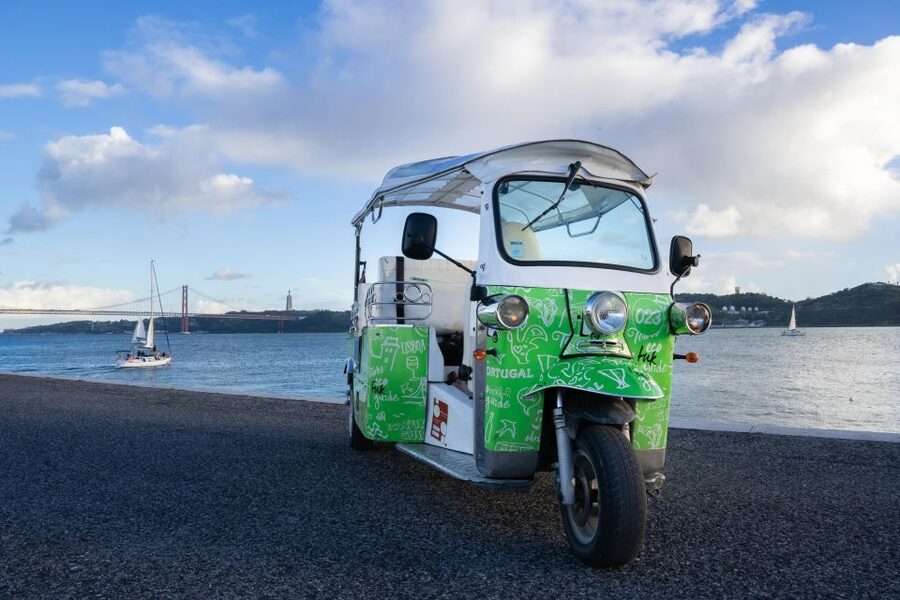 Essential Tour of Old Lisbon in 2H00 : Private Tuk-Tuk Tour - São Vicente de Fora, Campo de Santa Clara, and Santa Engracia