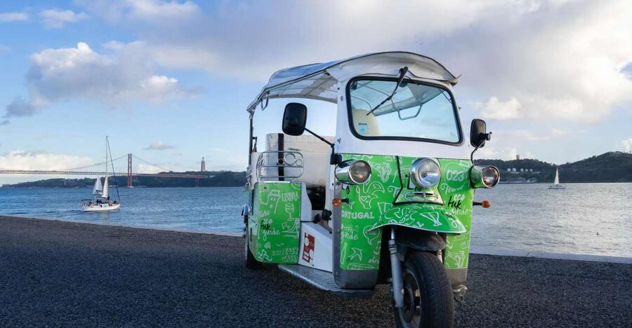 Essential Tour of Old Lisbon in 2H00 : Private Tuk-Tuk Tour - Commerce Square, Largo do Carmo, and Praça Luís de Camões