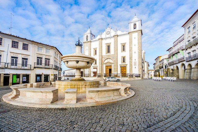 Evora and Monsaraz Private Tour From Lisbon - Monsaraz: hilltop town life and castle-wall views