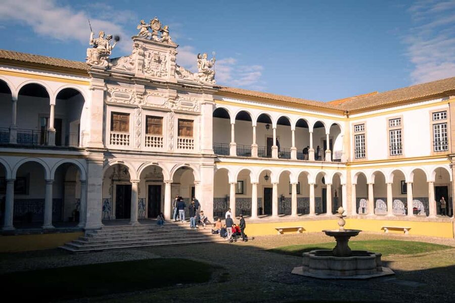 Évora: Flexible Walking Tour in Historic Center - From Porta Velha da Lagoa to Praça de Sertório and Roman baths