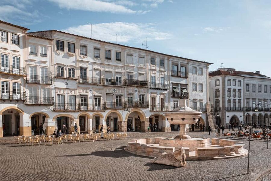 Évora: Flexible Walking Tour in Historic Center - Praça do Giraldo and the eight-spout fountain show
