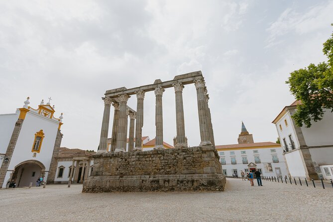 Évora, medieval village Monsaraz & Wine Tasting - Guide style and group size: attention is the real upgrade