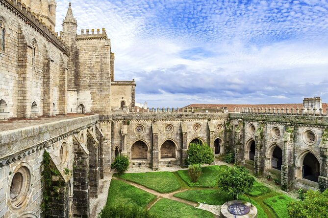 Évora Private Tour - Cork Factory Visit & Wine Tasting Included - Évora’s Giraldo Plaza and the UNESCO core