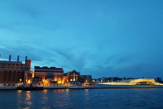 Fall in love in Lisbon! - Lisbon’s river spine: Discoveries Monument to the Commerce Square station