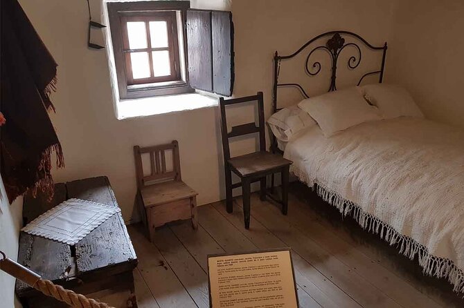 Fatima Private Personalized Half Day Experience from Lisbon - Casa de Francisco & Jacinta Marto and Casa de Lucia: short visits that still work