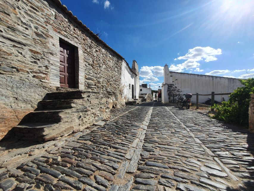 From Lisboa: Evora and Monsaraz Full-Day Tour - Royal Palace and the Évora streets: where the tour gives context