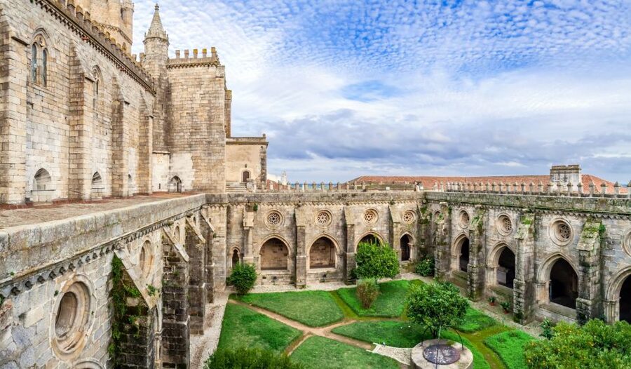 From Lisboa: Evora and Monsaraz Full-Day Tour - Monsaraz Castle and Alqueva Lake: the view payoff