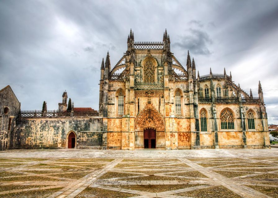 From Lisboa: Fatima, Nazare, Obidos & Batalha Full Day Tour - Fátima Sanctuary: spiritual power and practical respect in one stop