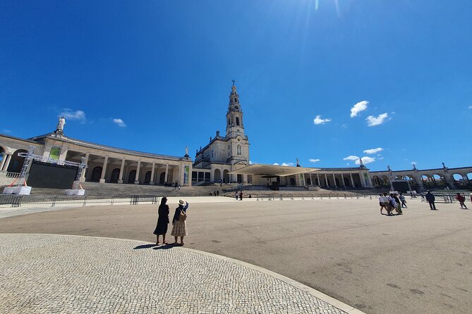 From Lisboa: Fátima, Nazaré, Óbidos & Batalha Private Tour - Praia da Nazaré: Beach Time and a Practical Lunch Plan